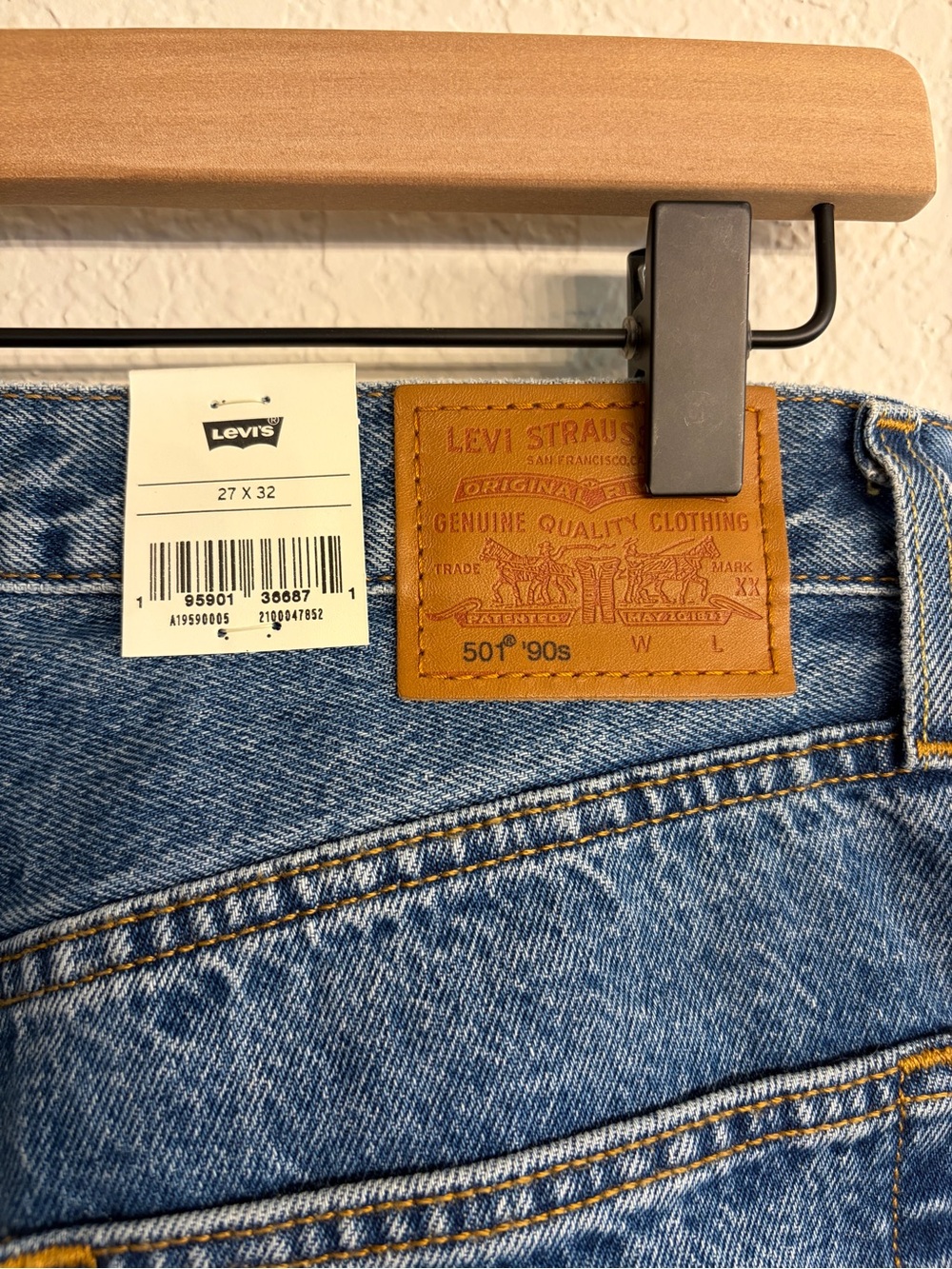 NWT Levi’s 501 ’90s Jeans 27x32 Mid Rise Relaxed Straight Leg Blue Denim - Picture 4 of 5